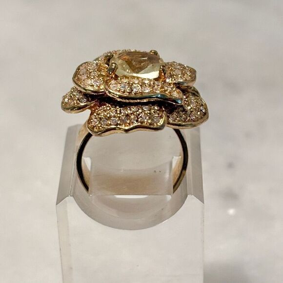 Vintage Stella & Dot Belle Fleur Flower Cocktail Ring Gold-tone Size 5.5 - Picture 3 of 5